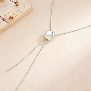 Vue détaillée d'un collier chaîne serpent argenté ajustable avec boucle en métal poli.