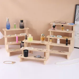 Supporto espositivo versatile in legno naturale a più livelli per collezionismo