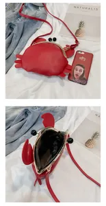 Rote Umhängetasche in Krabbenform mit Klippverschluss und Innenansicht der Tasche.