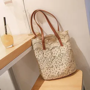 Detailansicht der eleganten floralen Spitzen-Strandtasche mit braunen Lederriemen