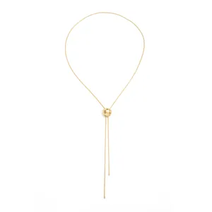 Détail d'un collier chaîne serpent doré réglable avec fermoir à bille coulissante