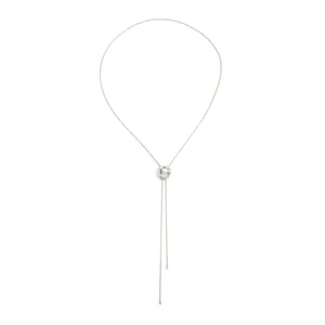 Vue détaillée d'un collier chaîne serpent argenté minimaliste réglable avec fermoir métallique.