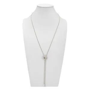 Collier à maille serpent réglable minimaliste avec boucle en métal ridée sur mannequin
