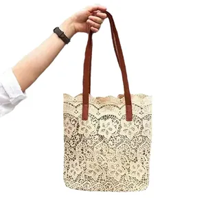 Eleganter beigefarbener Spitzen-Eimer-Shopper mit braunen Griffen für den Strandurlaub