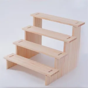 Supporto espositivo in legno a 4 livelli per action figure e collezioni su sfondo bianco