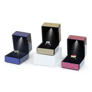 Élégantes boîtes à bijoux en similicuir PU carrées à LED pour bagues et emballages cadeaux