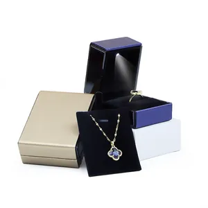 Boîte à bijoux carrée en cuir PU de qualité avec lumière LED intégrée pour bagues et colliers