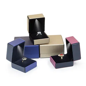 Boîte à bijoux premium en cuir PU avec lumière LED pour bagues et colliers