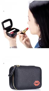 Tragbare Lippenstift-Tasche aus Leder mit integriertem Spiegel und Lippen-Stickerei.