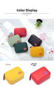 Makro-Detailansicht der Textur und Kuss-Stickerei dieser Mini-Lippenstifttaschen aus Leder