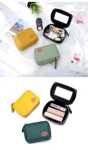 Tragbare Mini-Lippenstifttasche aus Leder mit Spiegel und Glitzerlippen-Print.