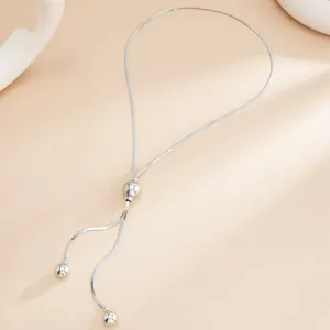 Vue détaillée du collier chaîne serpent argenté minimaliste réglable avec perles polies.