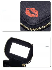 Nahaufnahme der roten Lippendekoration und des Innenspiegels der Lippenstift-Tasche