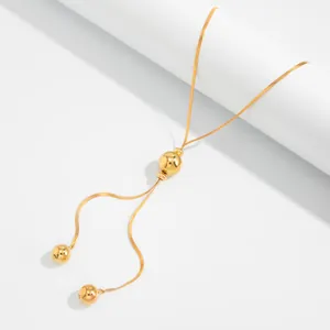 Détail du collier chaîne serpent doré minimaliste avec perles réglables