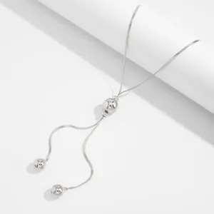 Vue détaillée du collier chaîne serpent argenté avec perles métalliques réglables