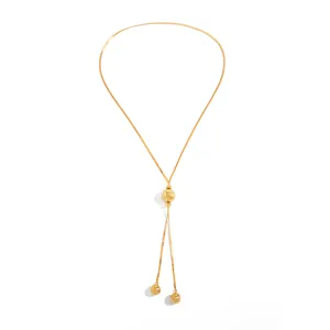 Détail du collier lariat en maille serpent dorée avec accents de billes polies