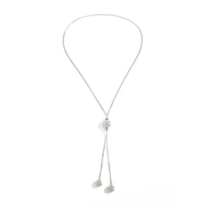 Vue détaillée du collier minimaliste en chaîne de serpent argentée avec perles