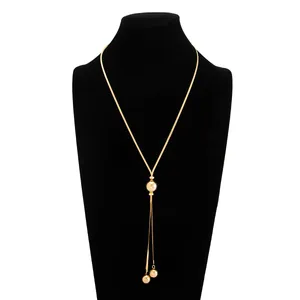 Gros plan d'un collier chaîne serpent doré ajustable minimaliste sur un mannequin