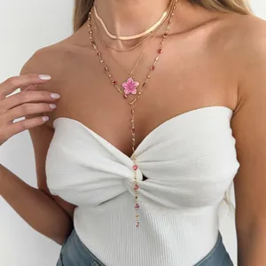 Collier multi-rangs doré avec fleur en émail rose et perles de cristal