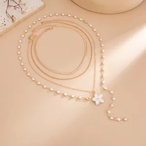 Ensemble de colliers dorés à plusieurs rangs avec pendentif fleur et perles