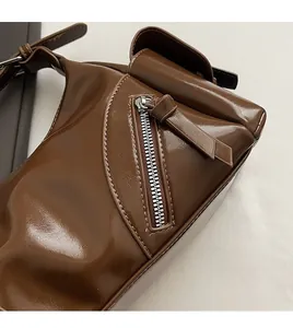 Nahaufnahme einer braunen Vintage-Motorradtasche aus weichem Leder mit glatten Nähten