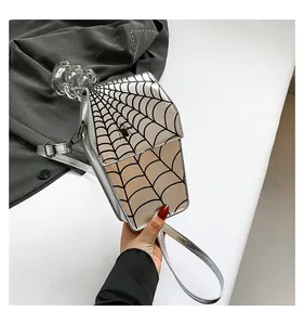 Vista dettagliata borsa gotica argento a forma di bara con motivo a ragnatela