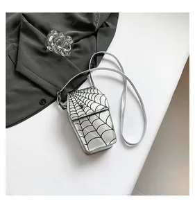 Elegante borsa a tracolla argento a forma di bara con motivo a ragnatela nera e ragno.