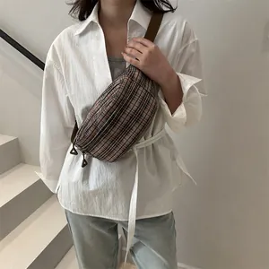 Sac de poitrine à carreaux élégant pour femmes, idéal pour une tenue d'automne décontractée.