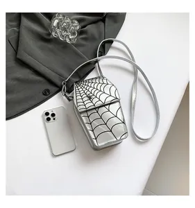 Borsa a tracolla argento con motivo a ragnatela in stile gothic dark per donna trendy