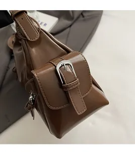 Detail der silbernen Metallschnalle an brauner Vintage-Ledertasche Nahaufnahme