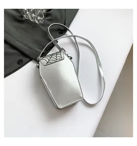 Elegante borsa a tracolla gotica argentata a forma di bara con motivo a ragnatela nera