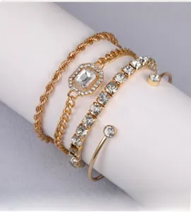 Set di quattro bracciali alla moda in oro con strass e vari stili di catena