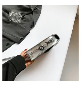 Primo piano della finitura argento metallizzato e della fibbia della borsa creativa a ragno.