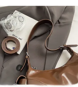 Nahaufnahme einer braunen Vintage-Hobo-Tasche aus weichem Leder mit zwei Trageriemen