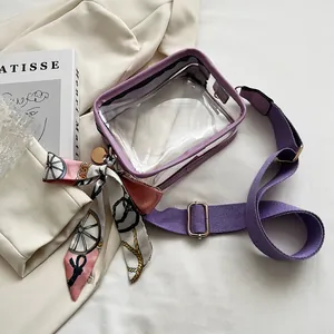 Vue détaillée d'un sac à bandoulière en PVC transparent avec sangle violette et joli nœud