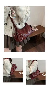 Stylische Vintage Motorradtasche aus weichem burgunderrotem Leder als Umhängetasche