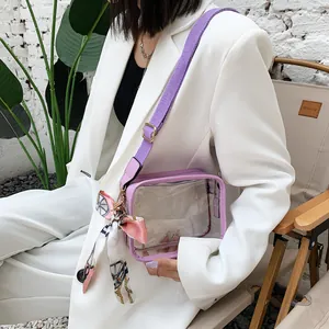 Sac bandoulière en PVC transparent violet avec large sangle et foulard en soie