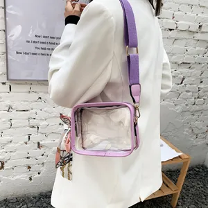 Sac à bandoulière en PVC transparent avec large sangle violette et foulard décoratif