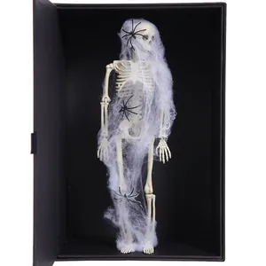 Scheletro di Halloween snodabile con ragnatela e ragni neri decorativi in scatola