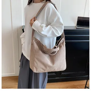 Borsa a tracolla in velluto a coste beige da donna con felpa bianca casual ed elegante