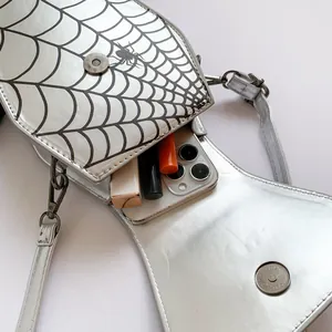 Borsa a tracolla gotica argento a forma di bara con stampa a ragnatela e spazio interno