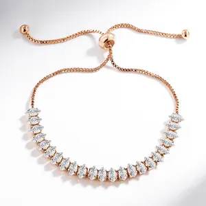 Gros plan d'un bracelet réglable en or rose avec des zircons étincelants en marquise.