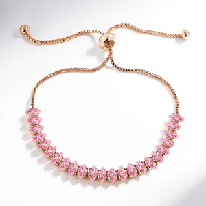 Détail d'un bracelet réglable en or rose avec des zircons roses de taille marquise