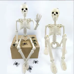 Dettaglio ravvicinato di scheletri in plastica regolabili e ragni per decorazioni di Halloween.