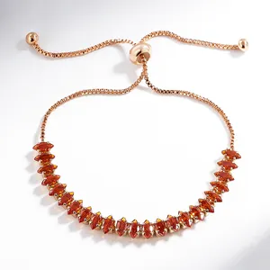 Détail d'un bracelet ajustable en or rose avec une rangée de zircons marquise ambre
