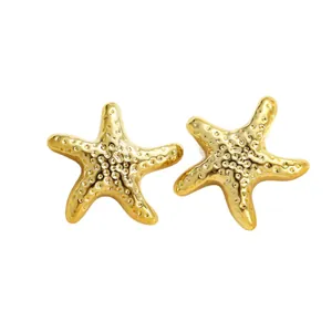 Orecchini a lobo a forma di stella marina dorata con texture granulosa stile mare