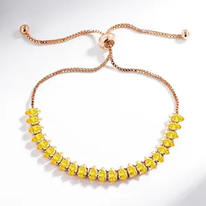 Vue détaillée d'un bracelet réglable avec zircons marquise jaunes en or rose