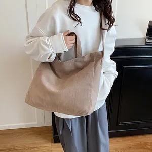 Elegante borsa a tracolla in velluto a coste di grande capacità da donna color kaki puro