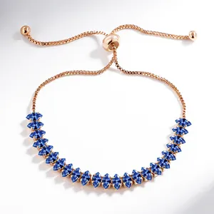 Détail d'un bracelet réglable en or rose avec zircons bleus en forme de marquise
