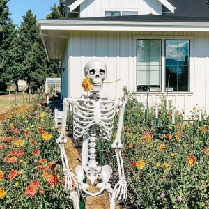 Decorazione realistica scheletro di Halloween con un fiore in un giardino soleggiato